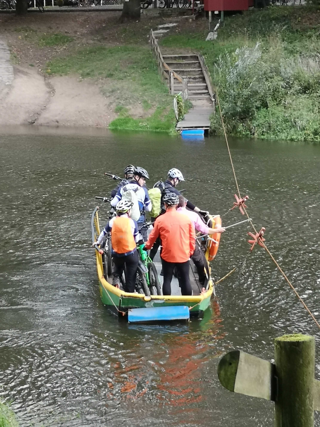 Mit dem Mountainbike auf der Bockholter Emsfähre Emsüberquerung mit der Bockholter Emsfähre